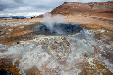 Hverarönd, das Solfatarenfeld auf Island mit dampfenden Krater
