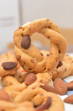 taralli napoletani tradizionali biscotti al forno salati con sugna mandorle pepe snack food