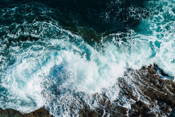 Fototapeta na wymiar Sea ​​waves breaking against the rocks