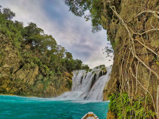 yellow boat point of view (EL SALTO-EL MECO) san luis potosi México, hermosa cascada Turquoise...