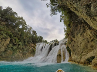 yellow boat point of view (EL SALTO-EL MECO) san luis potosi México, hermosa cascada Turquoise...