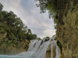 yellow boat point of view (EL SALTO-EL MECO) san luis potosi México, hermosa cascada Turquoise...