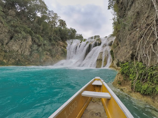 yellow boat point of view (EL SALTO-EL MECO) san luis potosi México, hermosa cascada Turquoise...