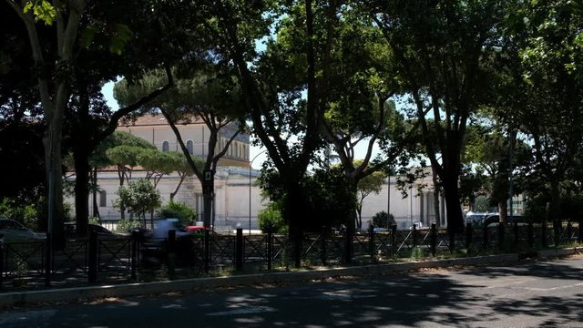 Roma. Tr&aacute;fico frente a la Bas&iacute;lica de San Pablo Extramuros. Lazio, Italia, Europa.