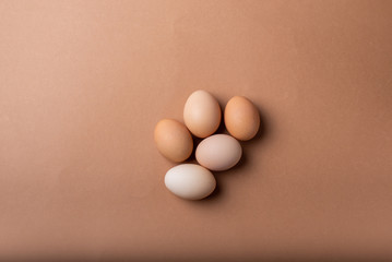huevos caseros sobre un fondo marron