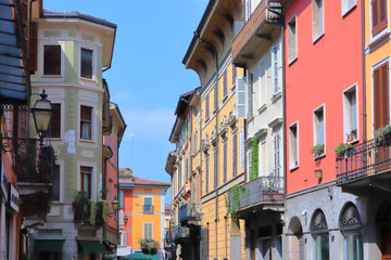 Fototapeta na wymiar palazzi storici colorati a cremona in italia, historical colored buildings in cremona city in italy