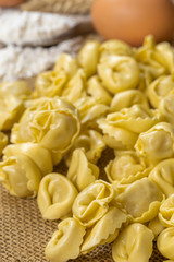 Tortellini crus sur une table en bois
