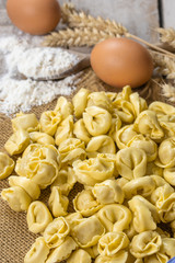 Tortellini crus sur une table en bois