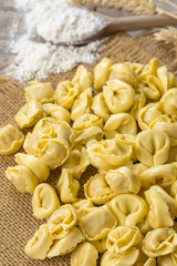 Tortellini crus sur une table en bois