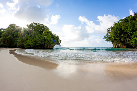 Frenchman's Cove beach Panorama mit Sandstrand und t&uuml;rkisen Wasser in Jamaika Portland