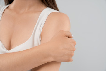Woman showing pain in shoulder.