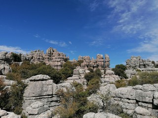 Fototapeta na wymiar Torcal de Antequera, provincia de Málaga, Andalucía, España La forma única de las rocas se debe a la erosión que ocurrió hace 150 millones de años. 