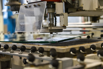 cutting glass with water stream