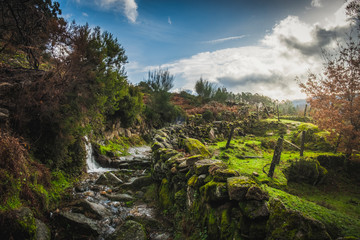 Portugal Soajo bonita paisagem de caminho em pedra pela aldeia
