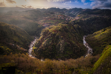 Portugal bonita paisagem de pôr do sol nas montanhas