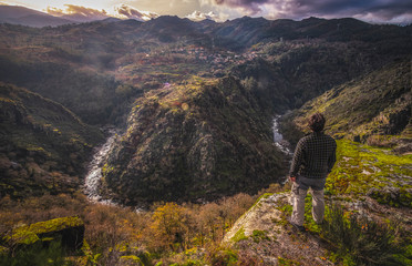 Portugal Pessoa a olhar para bonita paisagem de pôr do sol nas montanhas