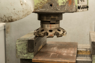 Milling cutter with vice