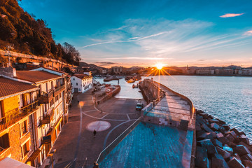 Fototapeta premium San Sebastian, Gipuzkoa / Spain »; February 2, 2020: Watching the sunrise of San Sebastian from the port