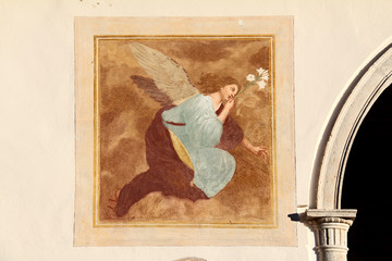 l'Angelo dell'annunciazione; affresco di Antonio Longo; esterno della pieve dell'Assunta a...