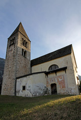 Fototapeta na wymiar la chiesetta romanica di San Michele a Mazzon (Alto Adige)