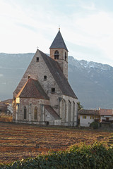 Fototapeta na wymiar l'abside gotica del Santuario di Santa Maria in Vill presso Egna (Alto Adige)