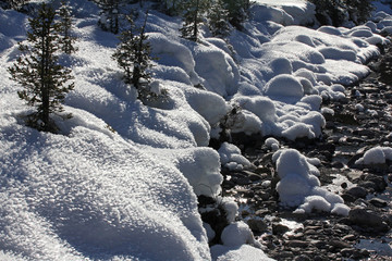 piccole dune di neve coperte di cristalli di ghiaccio lungo il torrente Travignolo in Val Venegia; Trentino