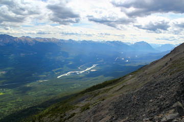 Fototapeta premium Beautiful view into the valley / Wild and untouched landscape / Jasper Nationalpark / Alberta / Canada
