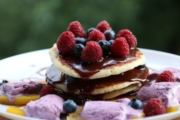Pancakes amerykańskie z sosem czekoladowym i owocami © Gabriela
