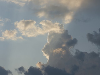 Fototapeta na wymiar Himmel, Wolken, Sonnenstrahl