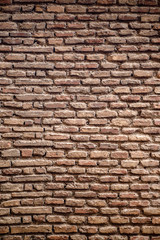 Altes Gemäuer mit roten schönen Steinen und Putz