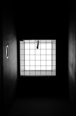 Gitter vor einem Fenster in einem Dunklen Tunnel