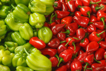 Obraz na płótnie Canvas Full frame red en green peppers