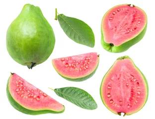 Fototapete Obst Isolierte Guave. Sammlung von grün-rosa fleischigen Guavenfruchtstücken und -blättern isoliert auf weißem Hintergrund mit Beschneidungspfad