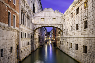 Die berühmte Seufzerbrücke in Venedig, Italien
