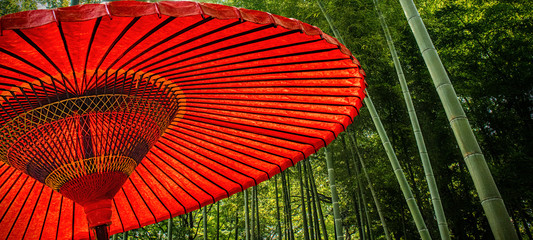 竹林に赤い番傘のある、日本のイメージ