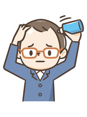 育毛剤で頭皮マッサージをする男性　ハゲ