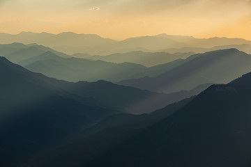 Fototapeta premium 山に差す光芒