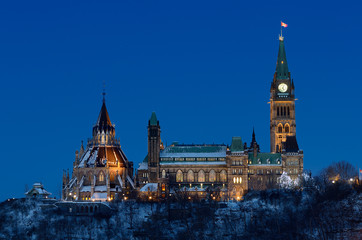 Obraz premium Center Block of Parliament Hill in Ottawa at dusk in winter