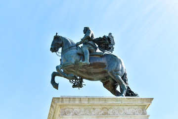 Obraz premium A monument that keeps the history of countries and men. Carlos V in the imperial gardens in Madrid, Spain