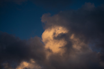 Fototapeta na wymiar Nuvens douradas