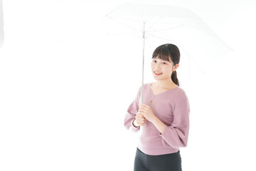 傘をさす若い女性