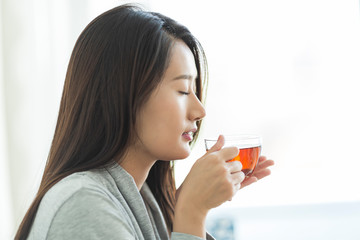 若い女性　お茶