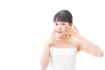 Fototapeta premium フェイシャルケアをする若い女性