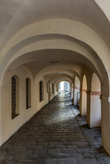 Obraz premium An empty covered arched walk in Prague