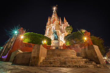 Fototapeta premium Sitio De La UNESCO En San Miguel De Allende A La Puesta Del Sol