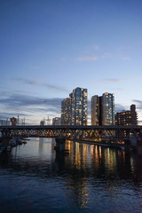 Fototapeta na wymiar 東京の風景　夕暮れの空と湾岸のマンション群