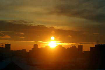 Fototapeta na wymiar sunset in city