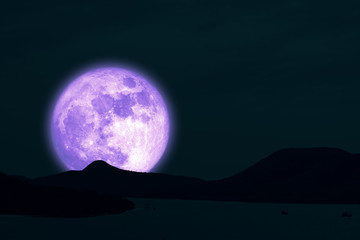 Pleine lune de neige sur l& 39 île de silhouette arrière du ciel nocturne dans le ciel nocturne de l& 39 océan