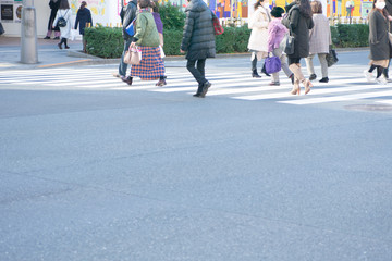 横断歩道を渡る人々