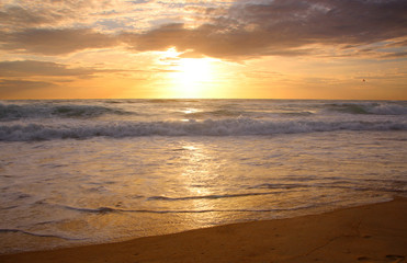 Obraz premium Beautiful sunset on tropical beach. The surf pounds the shore. Karon beach, Phuket, Thailand